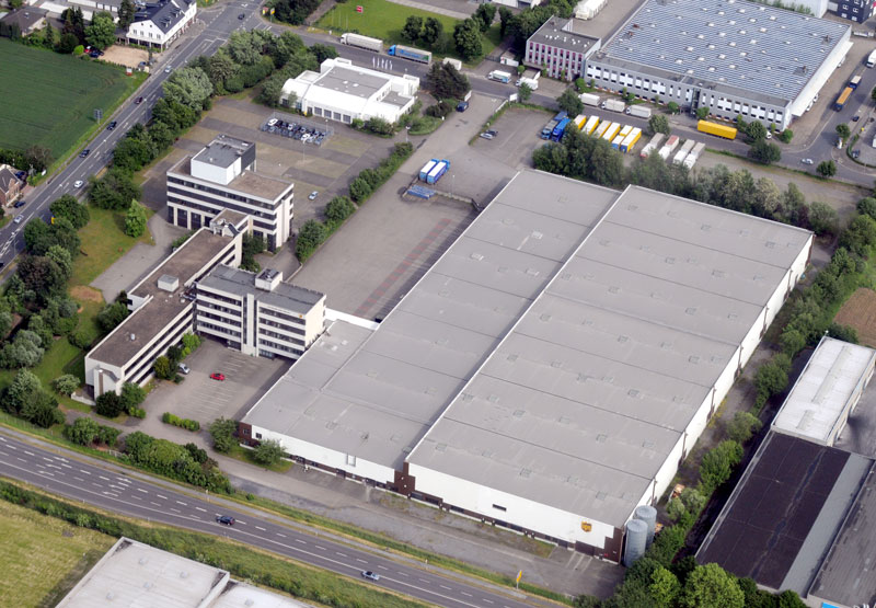 Industriebeäude aus der Luft fotografiert, graues Dach