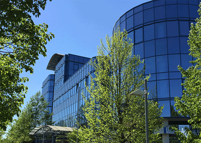 modernes blaues Gebäude mit Glasfassade und blauen Himmel