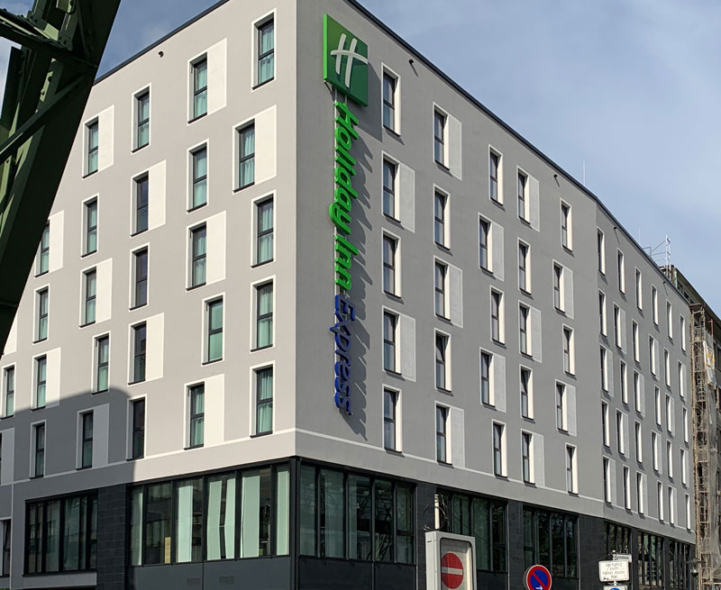 Hotelgebäude mit grauer Fassade